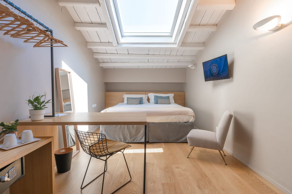 Deluxe Room | Minibar, in-room safe, individually decorated, individually furnished