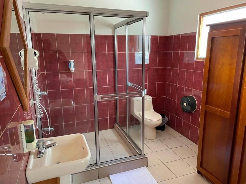Deluxe Quadruple Room | Bathroom | Hair dryer, bidet