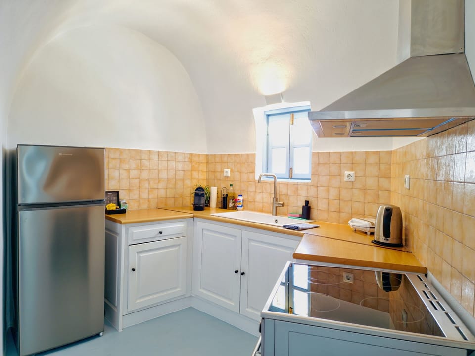 Deluxe Villa, 1 Bedroom, Hot Tub, Sea View | Private kitchen