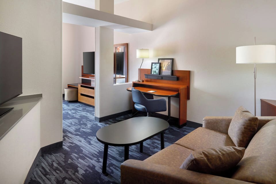Executive Suite, 1 King Bed with Sofa bed | Living room