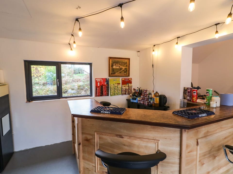 Dishwasher, electric kettle, toaster, cookware/dishes/utensils