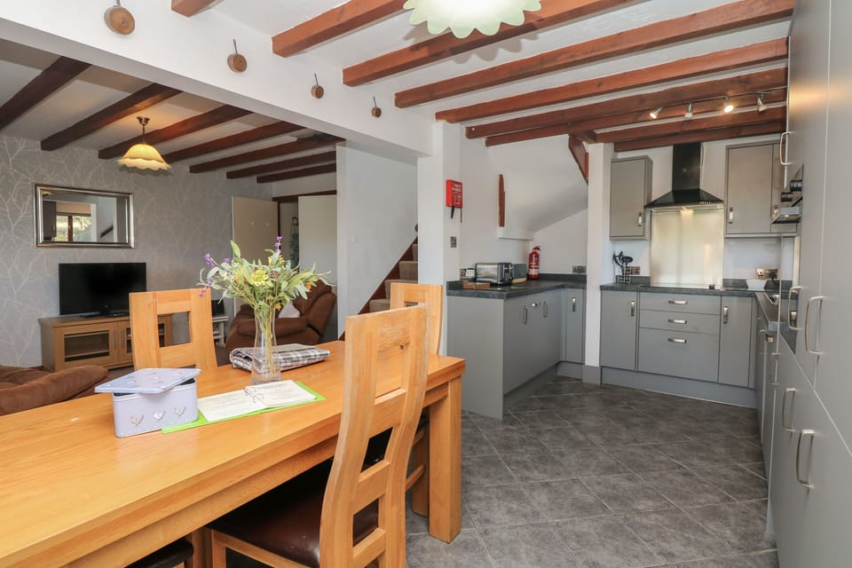 Cottage | Private kitchen | Fridge, dishwasher, electric kettle, toaster
