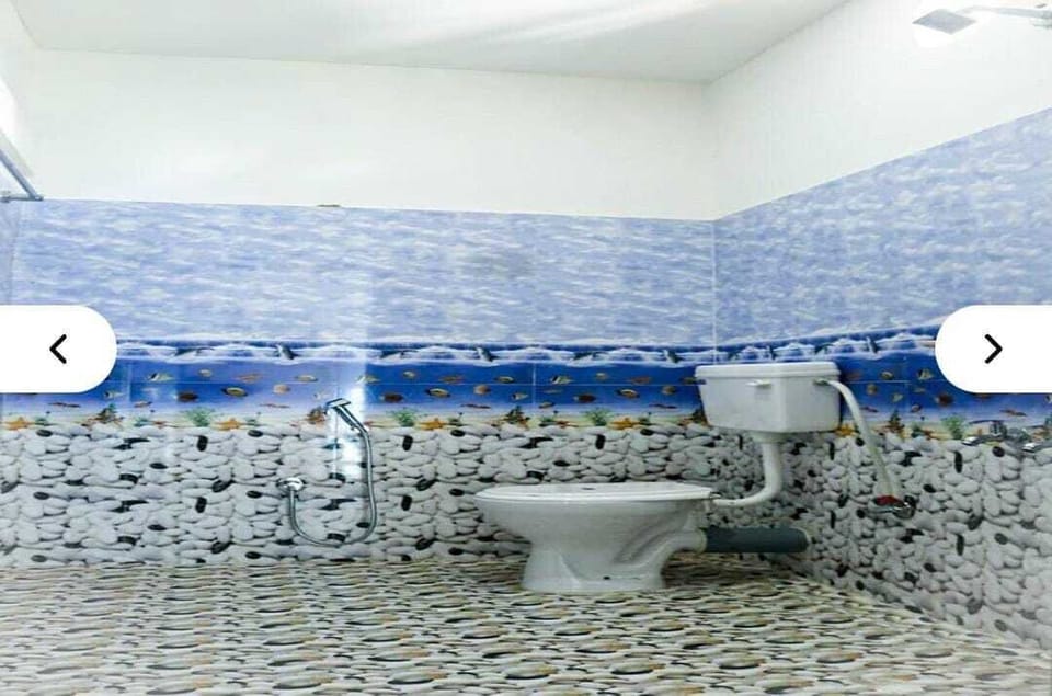 Standard Double Room | Bathroom | Shower, rainfall showerhead, towels, soap
