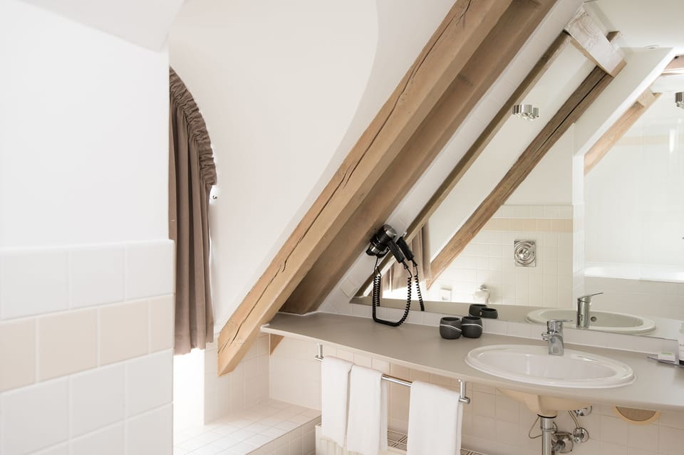 Junior Suite | Bathroom | Free toiletries, hair dryer, bathrobes, slippers