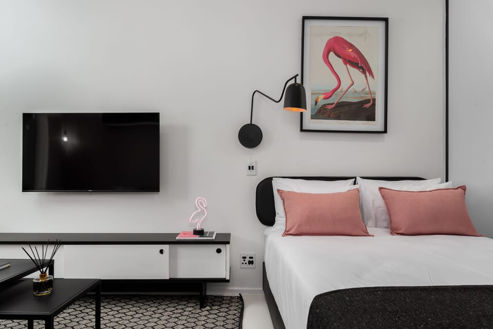 Grand Studio | In-room safe, iron/ironing board, free WiFi, bed sheets