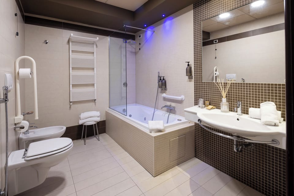 Shower, rainfall showerhead, free toiletries, hair dryer