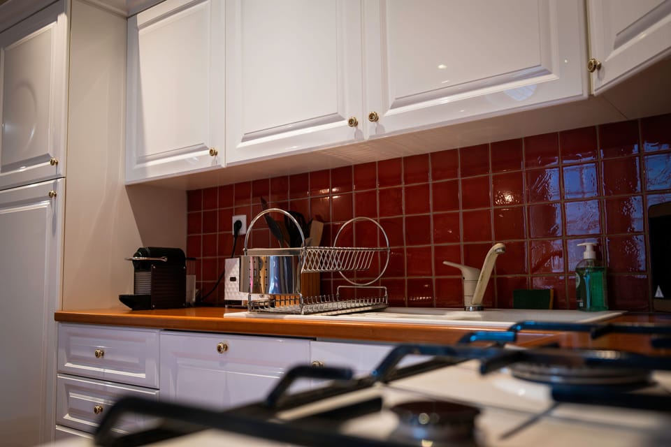 Comfort Apartment | Private kitchen | Cookware/dishes/utensils