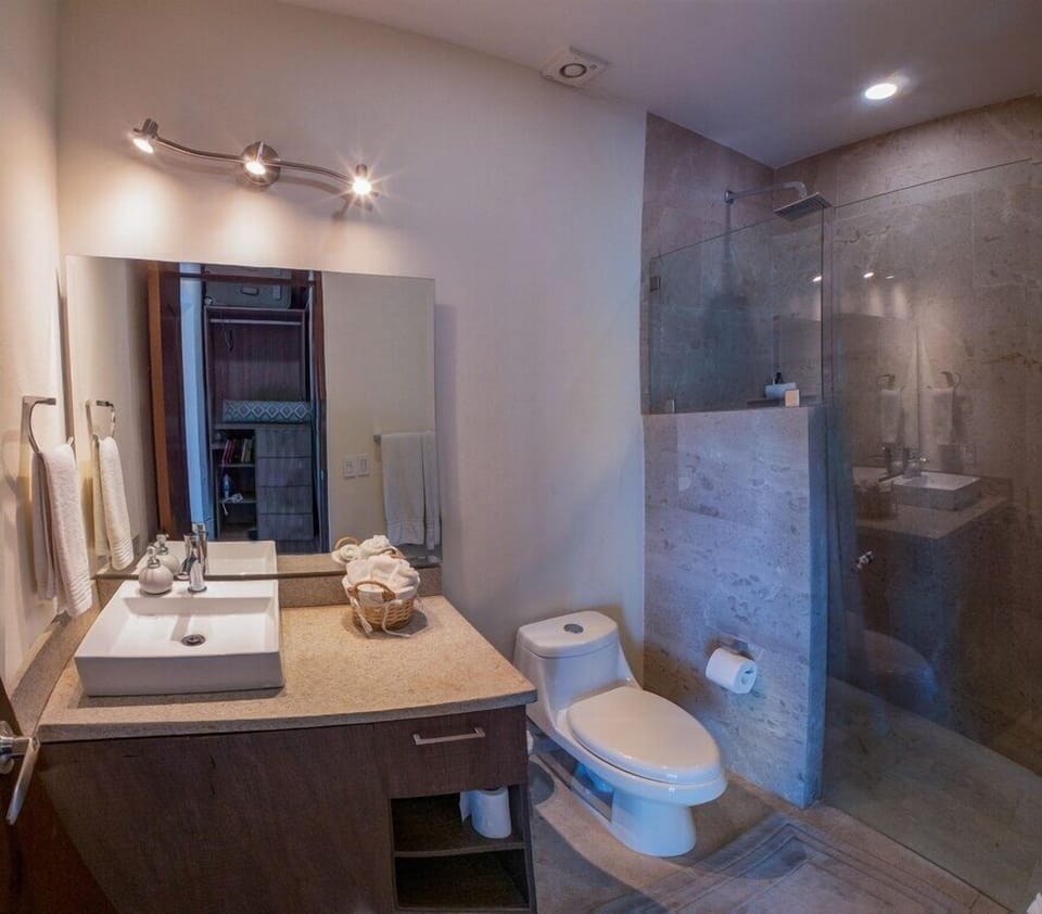 City Condo | Bathroom | Shower, towels