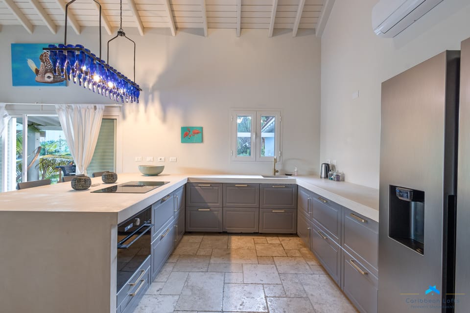 Full-size fridge, microwave, stovetop, dishwasher