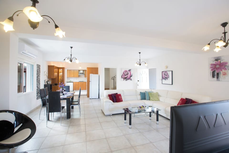 Villa, 3 Bedrooms, Private Pool, Garden View | Living area