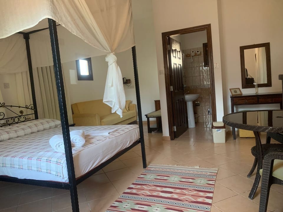 Double or Twin Room | Egyptian cotton sheets, premium bedding, minibar (some free items), desk