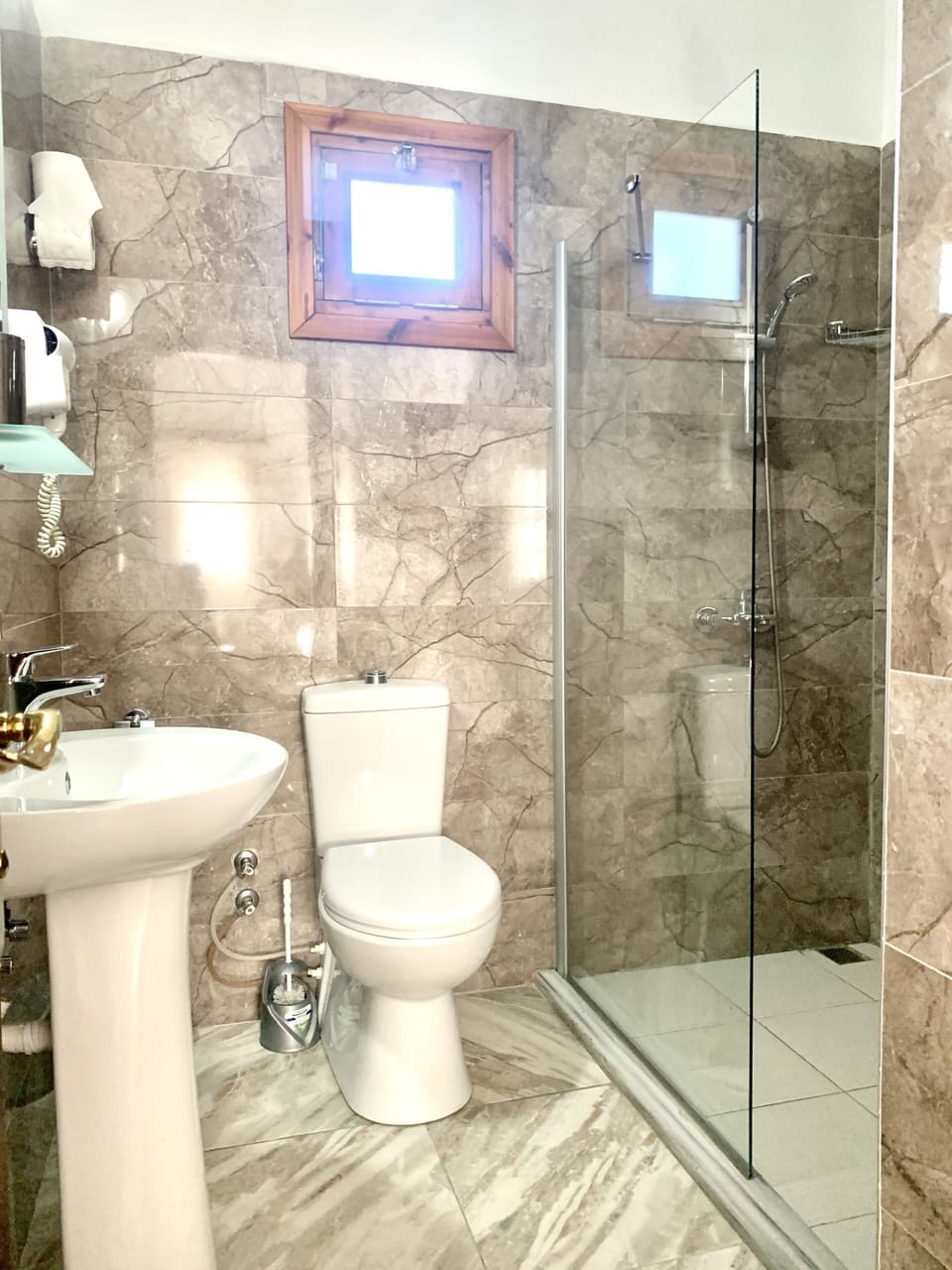 Double or Twin Room | Bathroom | Shower, rainfall showerhead, free toiletries, hair dryer