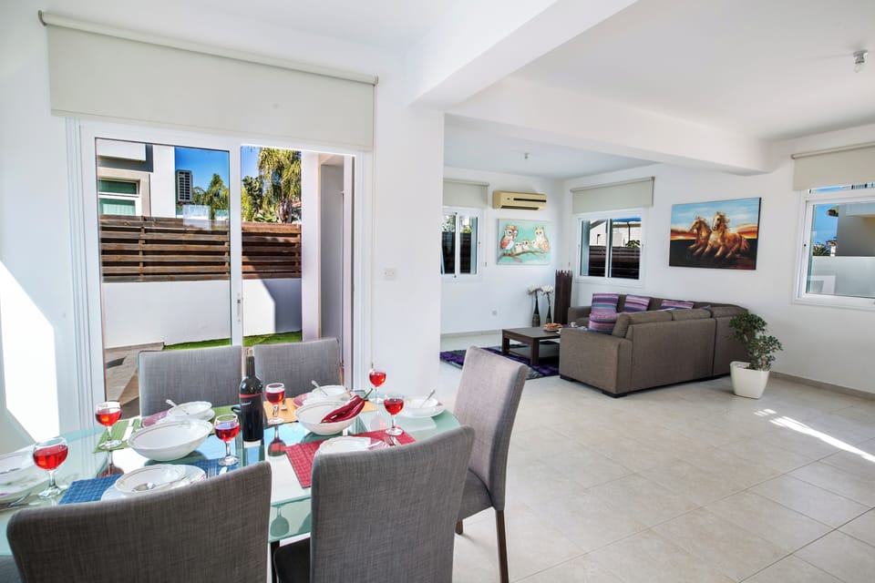 Villa, 3 Bedrooms, Private Pool, Garden View | Dining