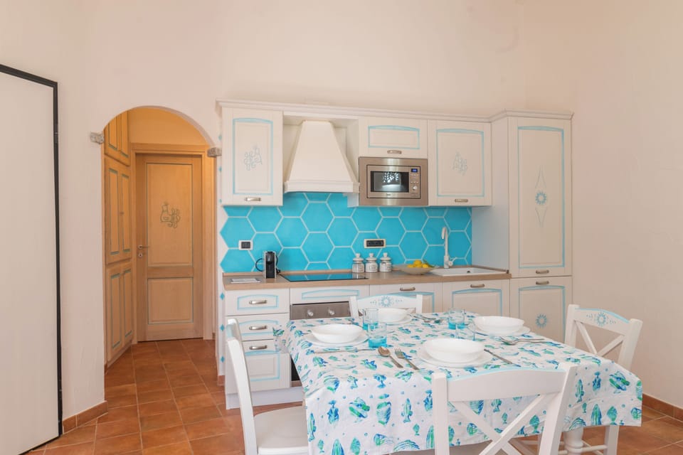 Standard House, 1 Bedroom, Microwave (Celeste House With Pool) | Private kitchen