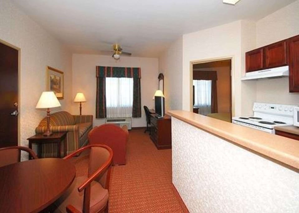 Premium bedding, in-room safe, desk, laptop workspace