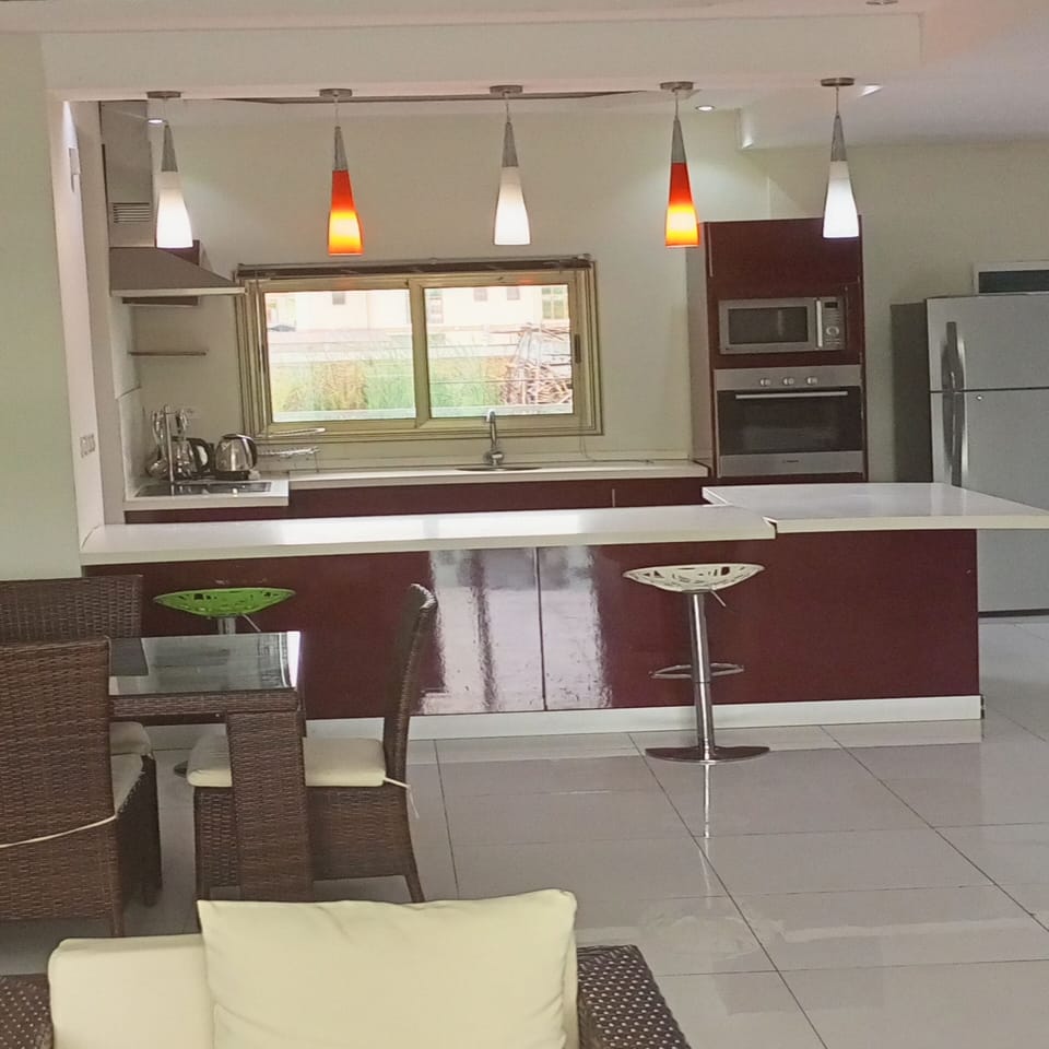 Luxury Apartment, 3 Bedrooms | Private kitchen | Full-size fridge, microwave, oven, stovetop