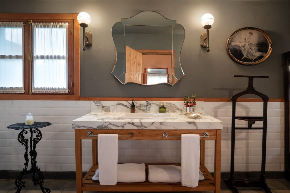 Luxury Room | Bathroom | Rainfall showerhead, free toiletries, hair dryer, slippers