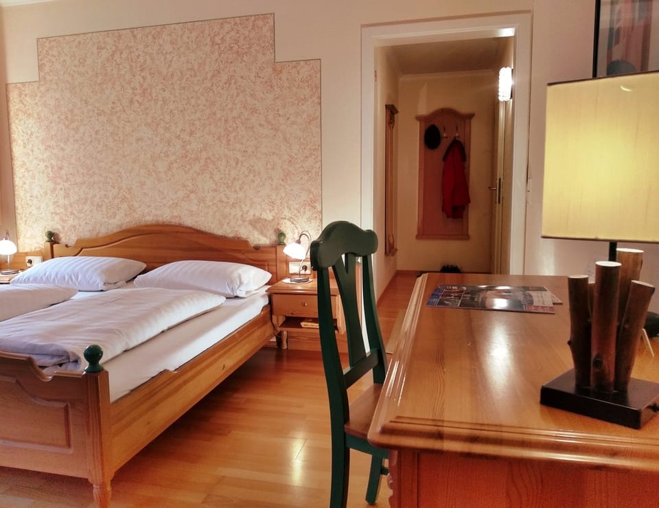 Double Room, Non Smoking | Hypo-allergenic bedding available, down comforters, desk, soundproofing