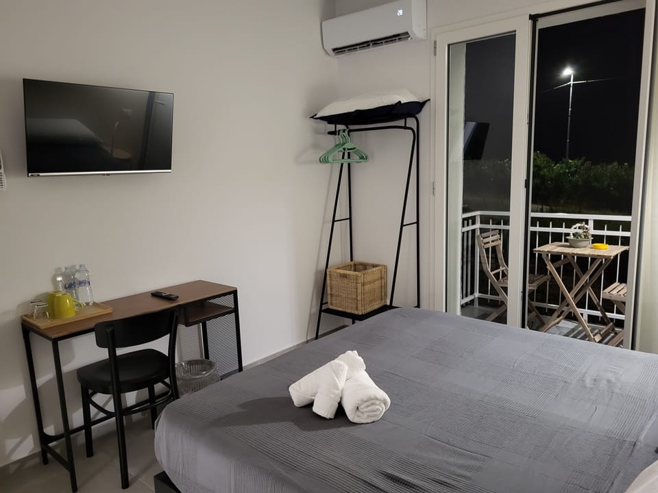 Standard Room | Desk, blackout drapes, iron/ironing board, free WiFi
