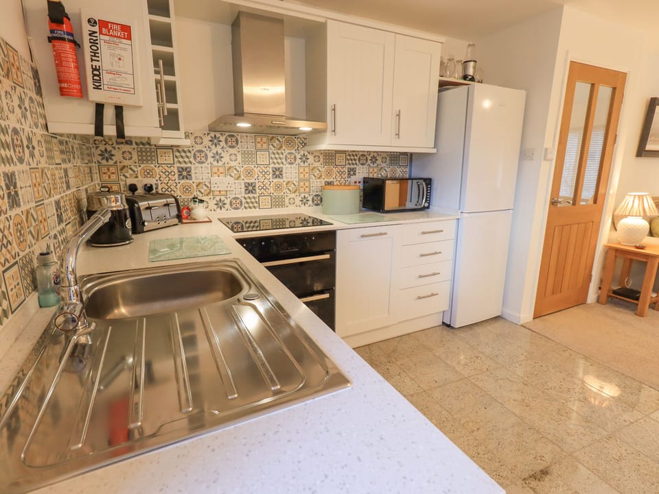 Cottage | Private kitchen | Fridge, dishwasher, electric kettle, toaster