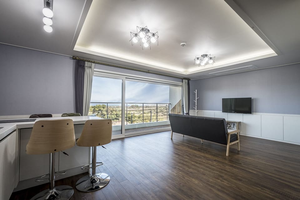 Family Double Room | Living area