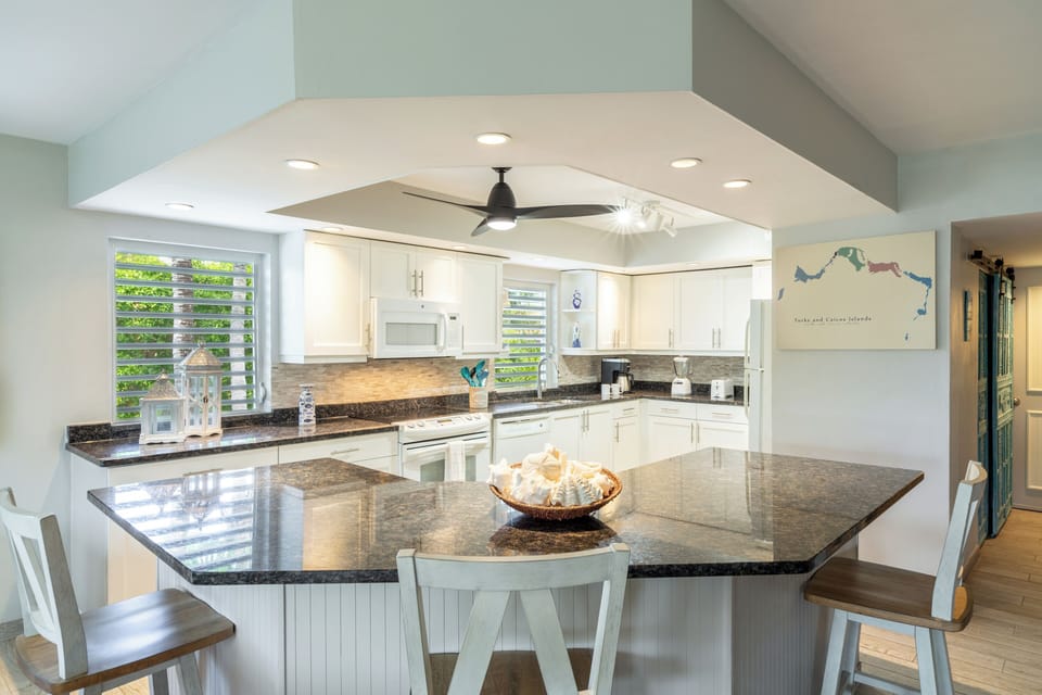 Deluxe Suite, 1 Bedroom, Ocean View | Private kitchen | Coffee/tea maker, microwave, toaster, blender