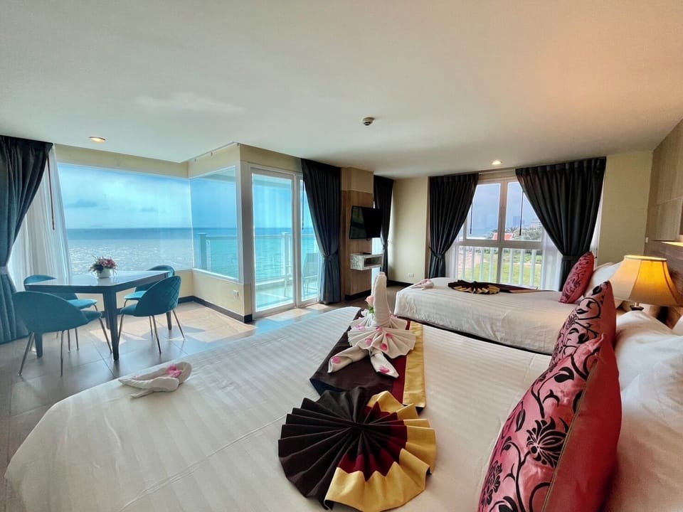 Beach Front Suite Ocean View | Egyptian cotton sheets, premium bedding, down comforters, pillowtop beds