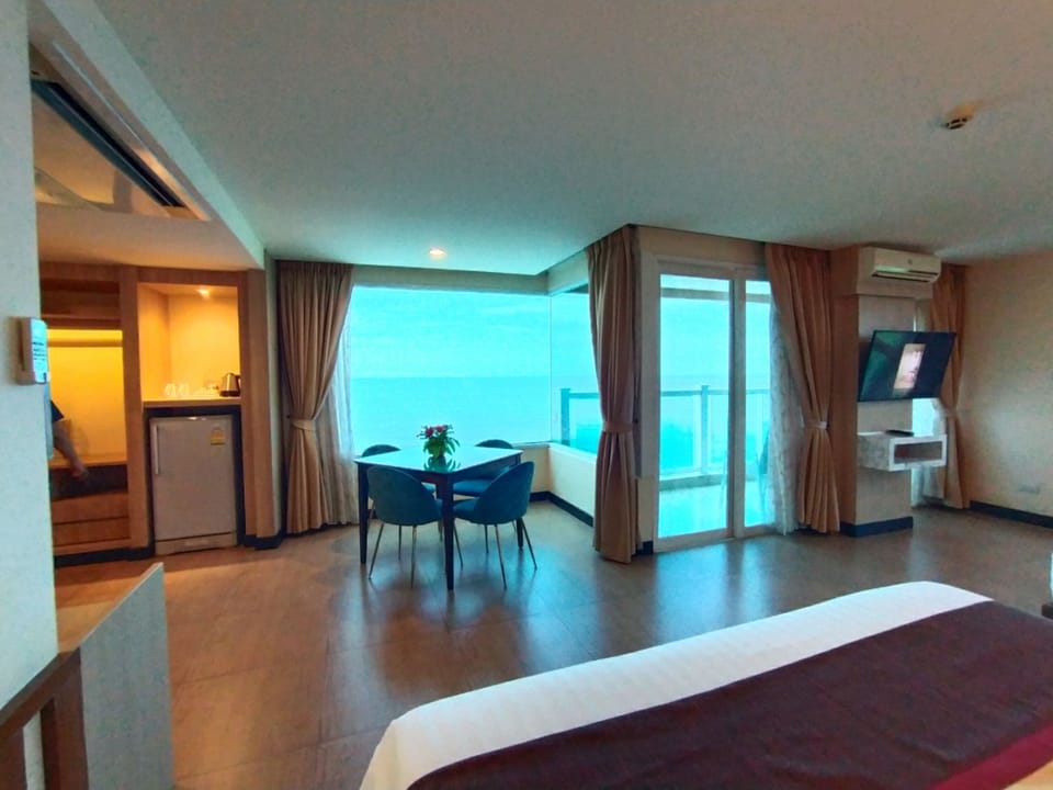 Executive Beach Front Ocean View | Egyptian cotton sheets, premium bedding, down comforters, pillowtop beds