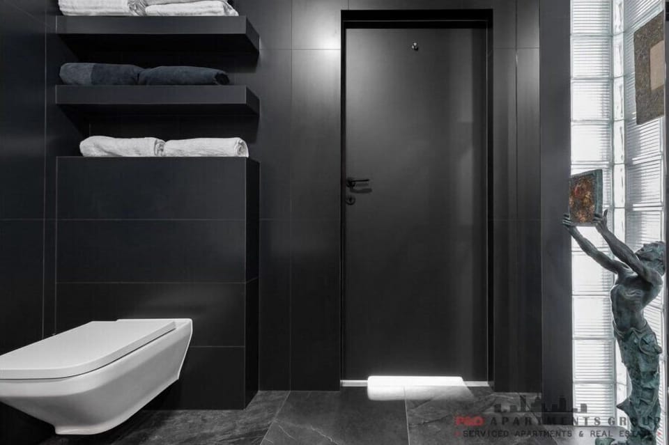 Deluxe Apartment | Bathroom | Bathtub, hair dryer, towels, toilet paper