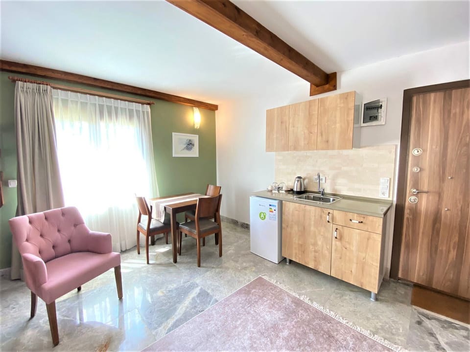 Deluxe Duplex | Living area | 32-inch LCD TV with satellite channels, TV