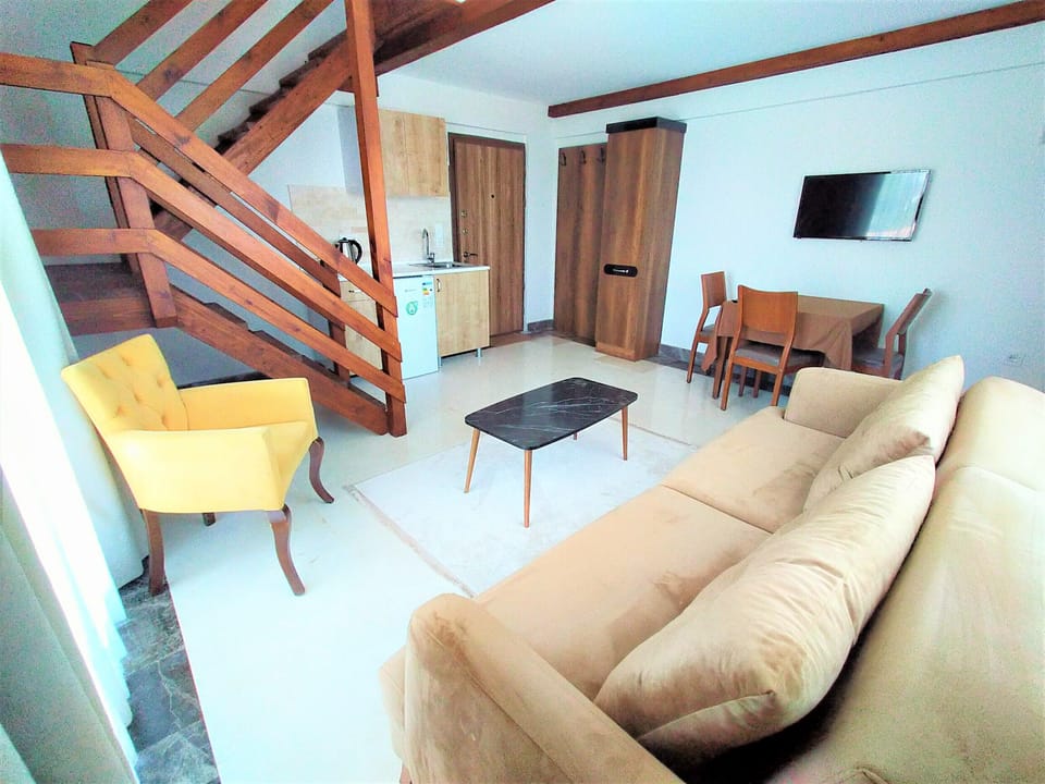 Deluxe Duplex | Living area | 32-inch LCD TV with satellite channels, TV