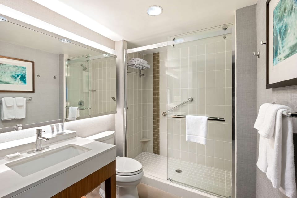 Combined shower/tub, designer toiletries, hair dryer, towels