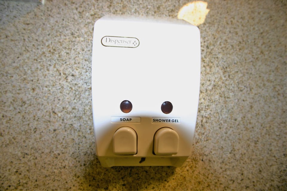 Combined shower/tub, hair dryer, towels