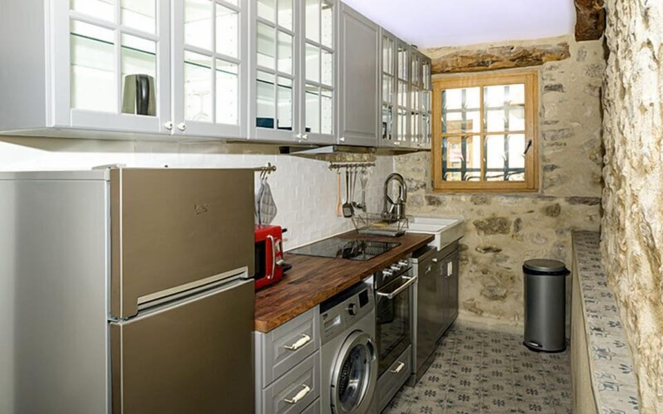 Apartment (4) | Private kitchen | Fridge, microwave, oven, stovetop