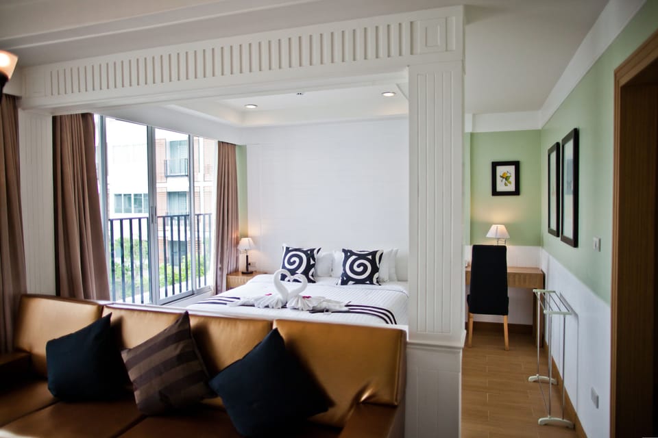 Junior Suite | Minibar, in-room safe, soundproofing, free cribs/infant beds