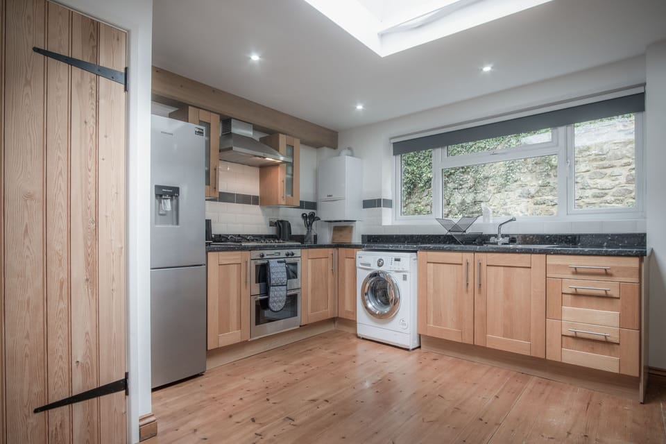 Cottage (3 Bedrooms) | Private kitchen | Full-size fridge, microwave, oven, stovetop