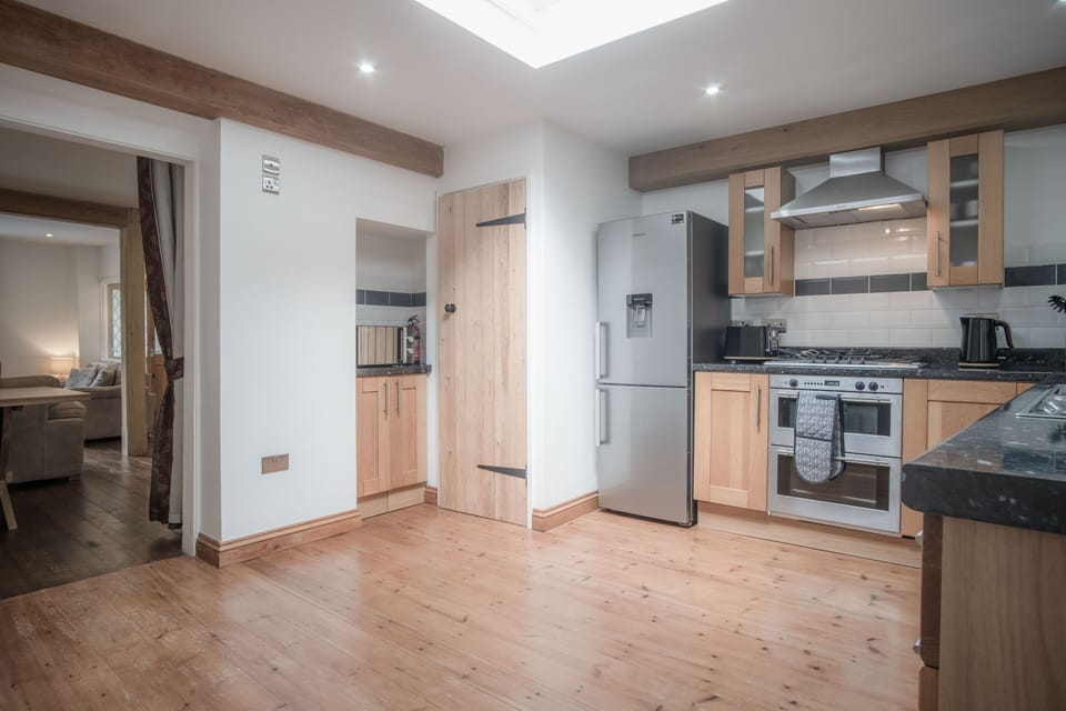 Full-size fridge, microwave, oven, stovetop