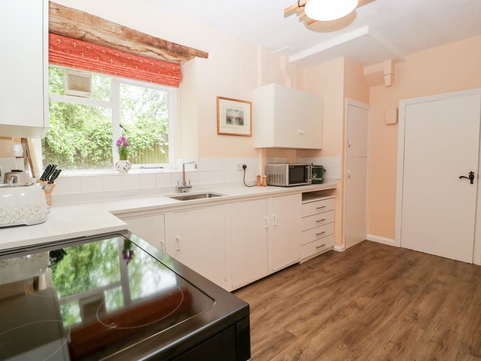 Cottage | Private kitchen | Fridge, electric kettle, toaster, cookware/dishes/utensils