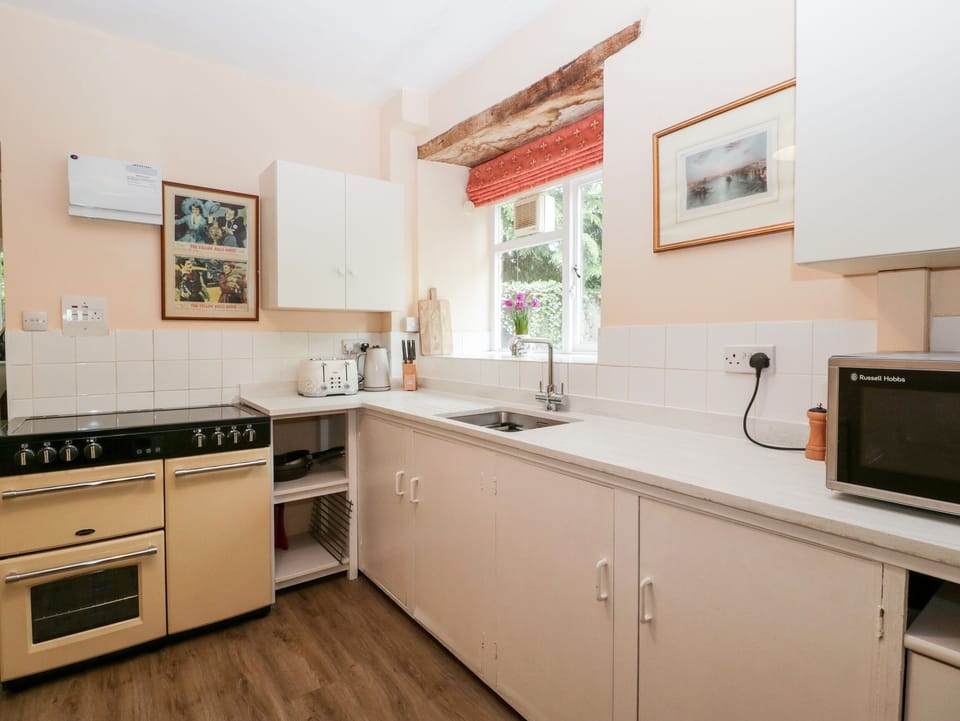 Cottage | Private kitchen | Fridge, electric kettle, toaster, cookware/dishes/utensils