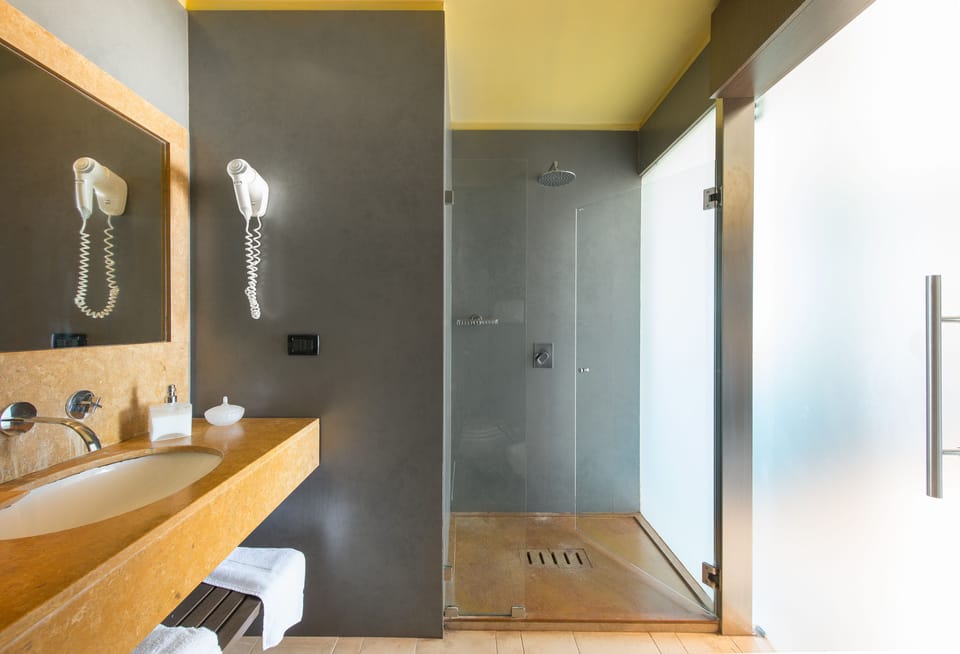 Junior Suite, Sea View | Bathroom | Shower, free toiletries, bathrobes, bidet