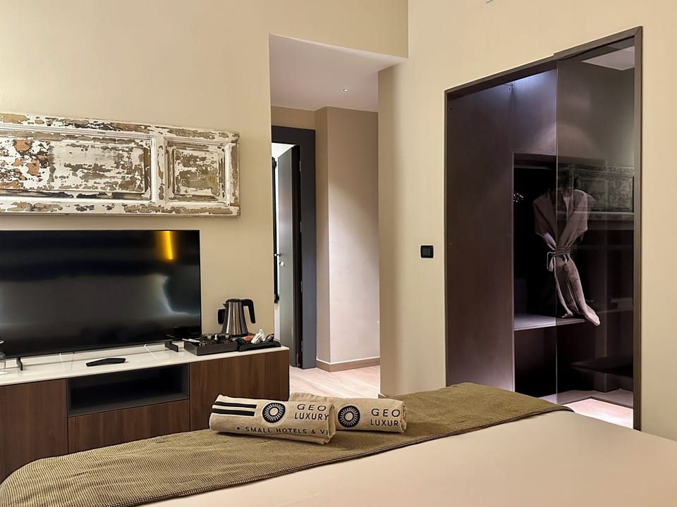Suite | Minibar, in-room safe, desk, free WiFi