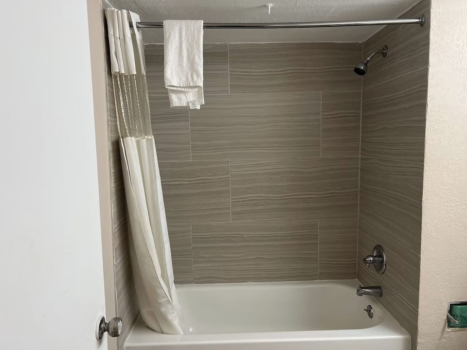 Deep soaking bathtub