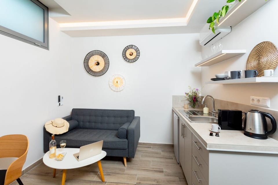 Nest Semi-Basement Apartment | Laptop workspace, soundproofing, iron/ironing board, free WiFi