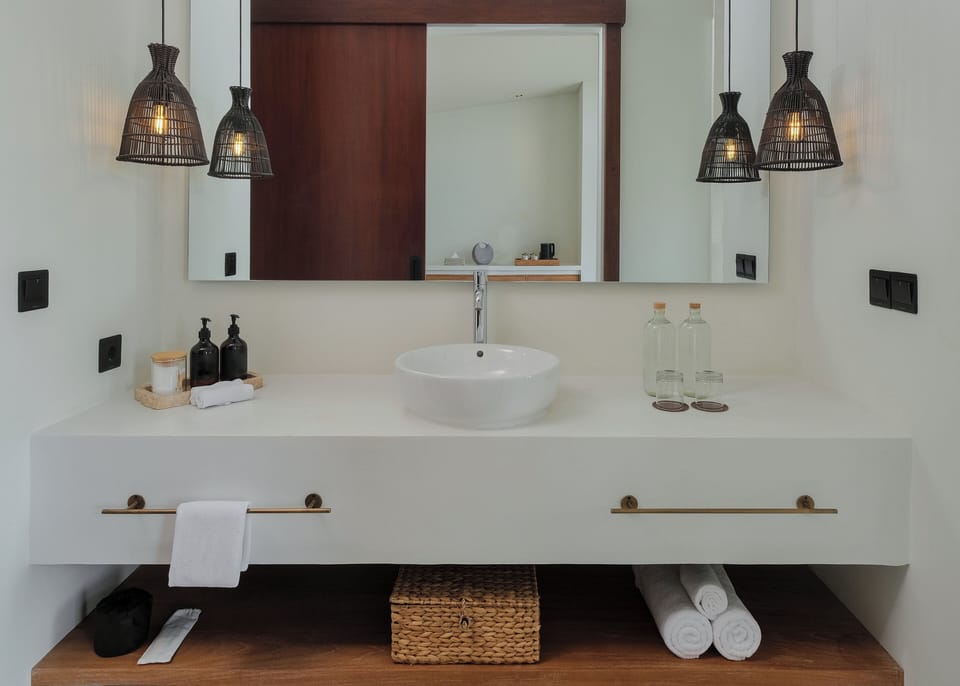 Shower, rainfall showerhead, free toiletries, hair dryer