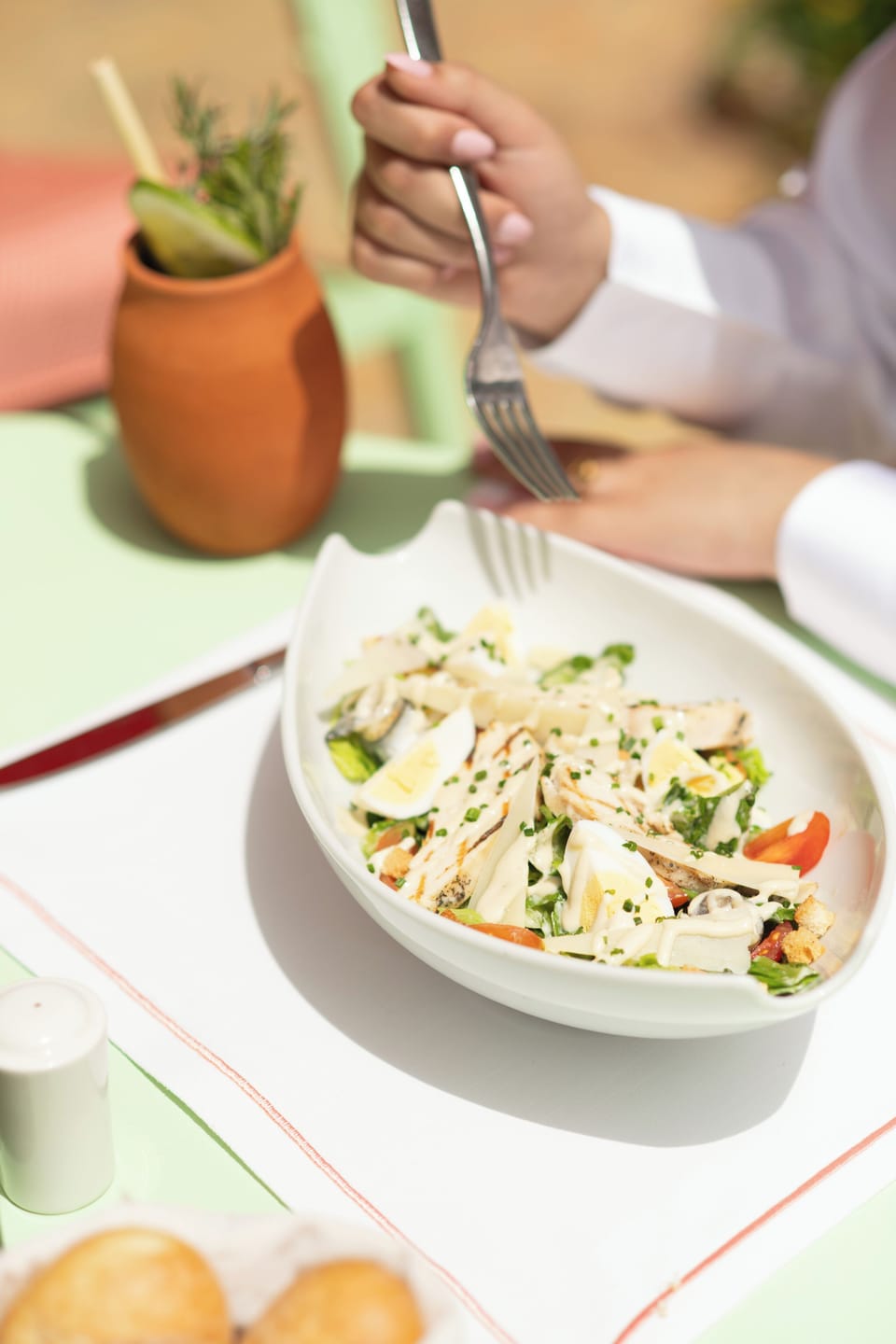 4 restaurants; lunch and dinner served