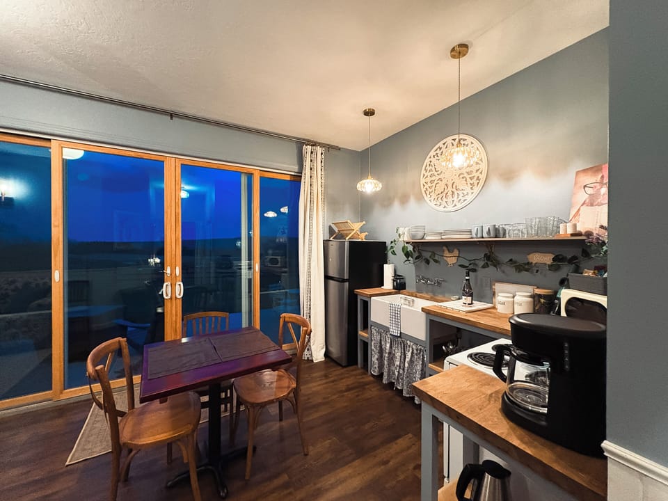 The Cottage Suite | Private kitchen | Coffee/tea maker, full-size fridge, microwave, oven