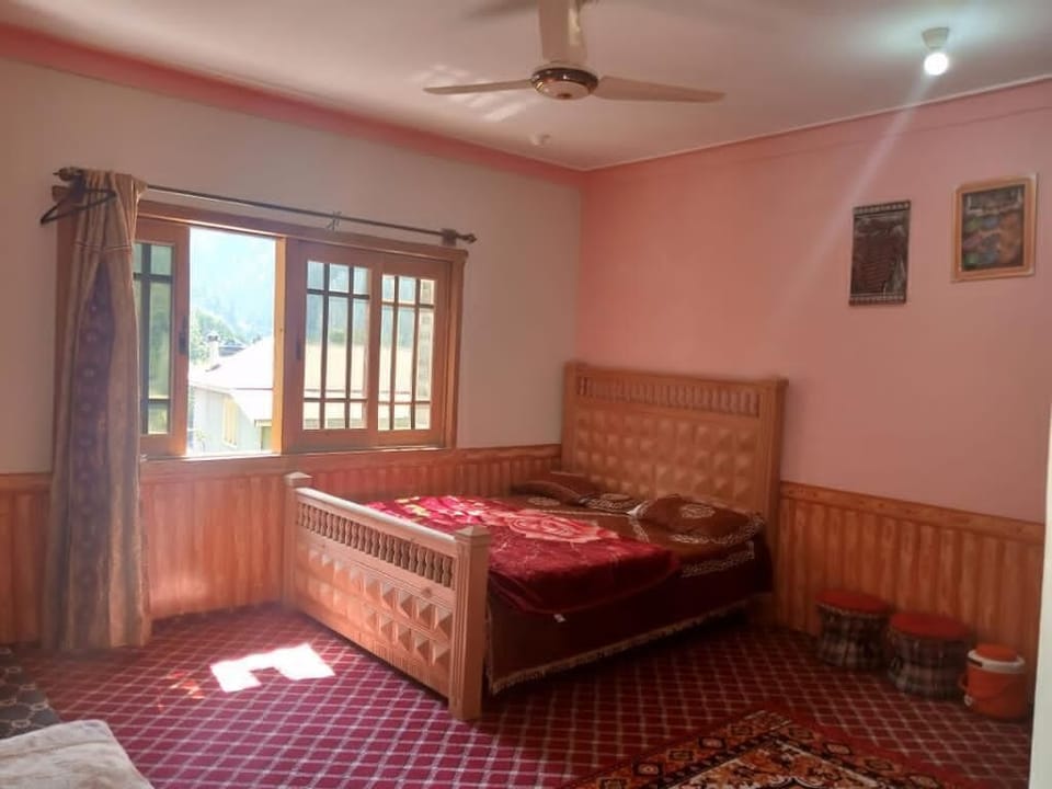 Single Room | Iron/ironing board (on request)