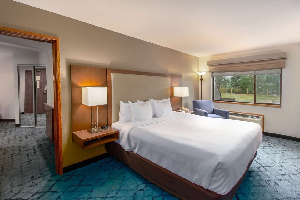 Suite, 1 King Bed | Premium bedding, pillowtop beds, desk, laptop workspace