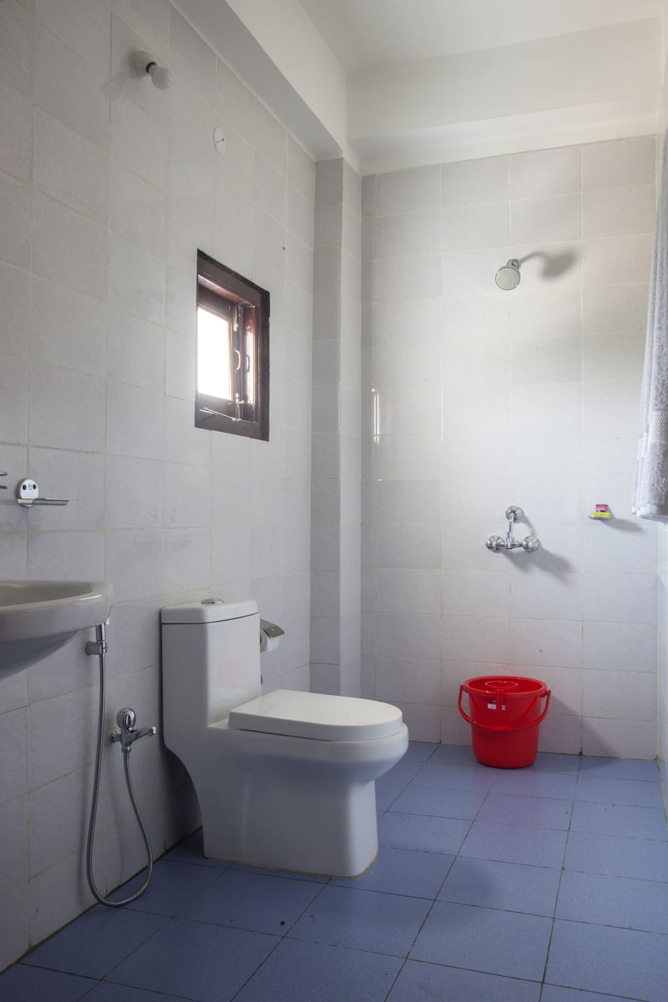 Shower, free toiletries, towels