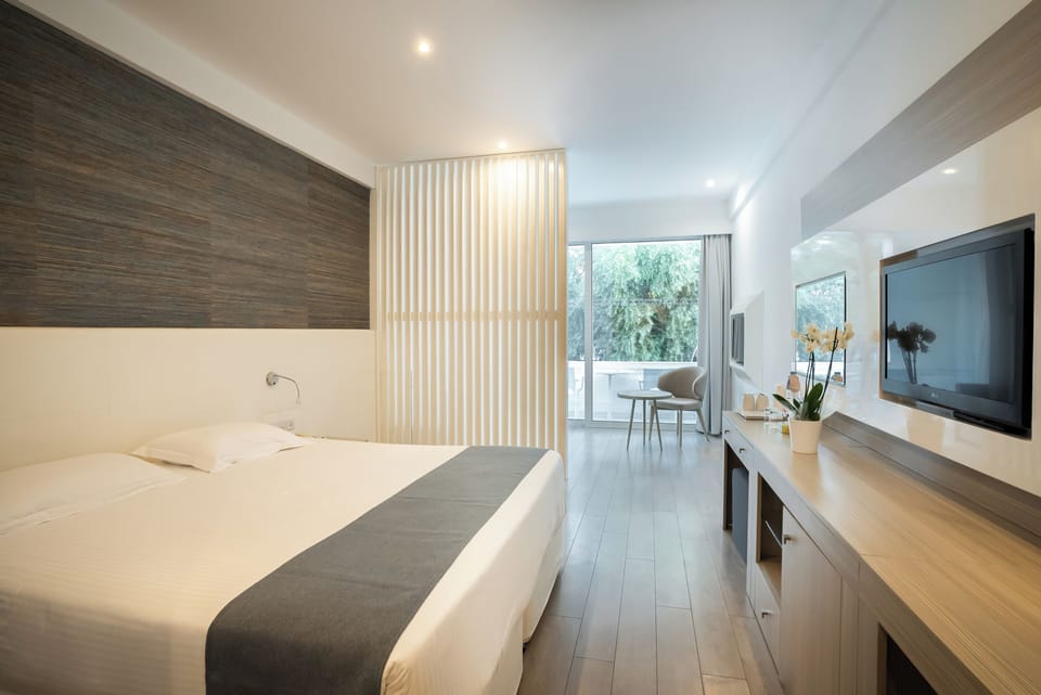Family Room | In-room safe, cribs (free), WiFi (free), bed sheets